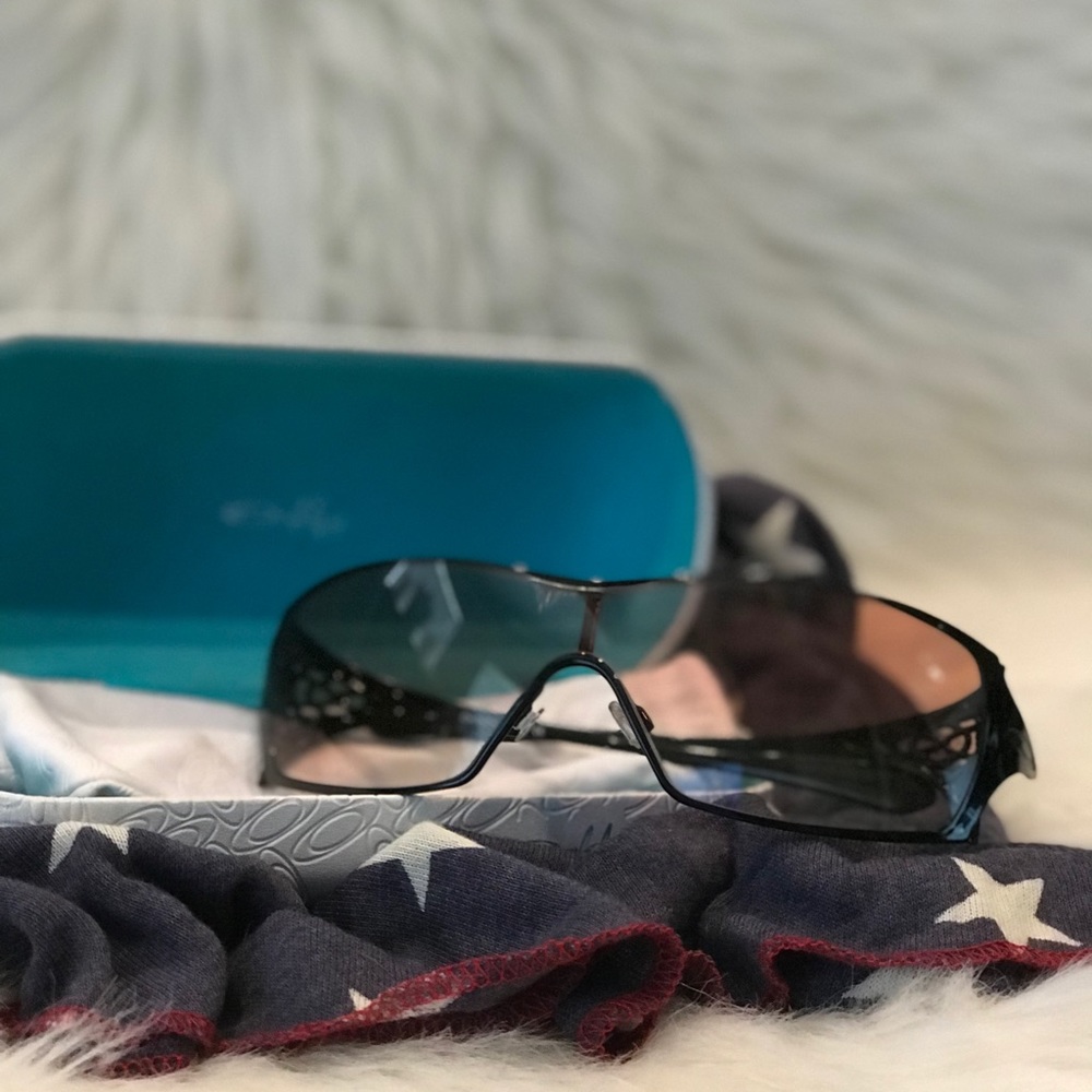 Authentic Ladies Oakley Dart Sunglasses